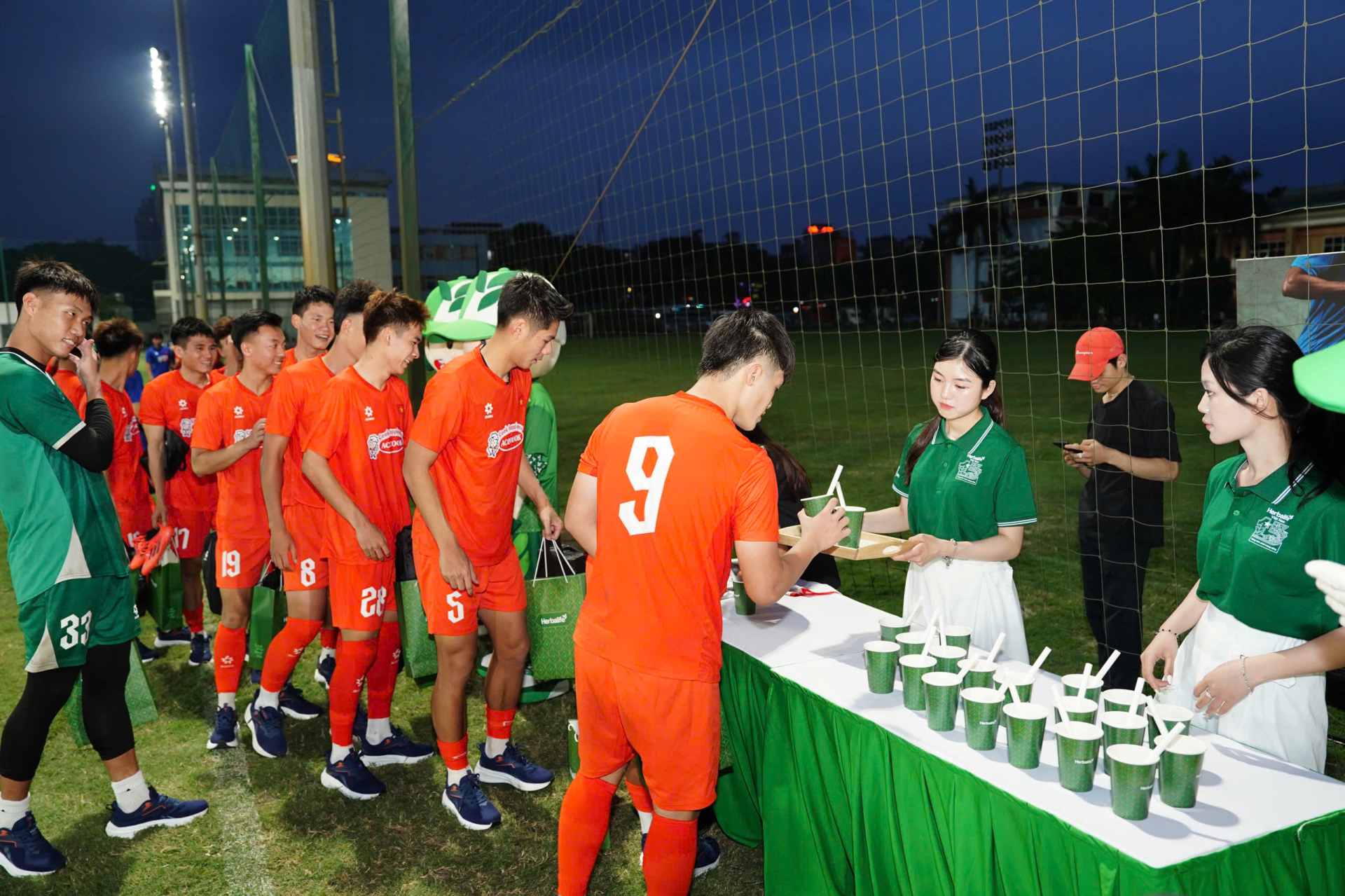 Herbalife Việt Nam tiếp sức các Đội tuyển Bóng đá Quốc gia: Lan tỏa dinh dưỡng khoa học và tinh thần thể thao