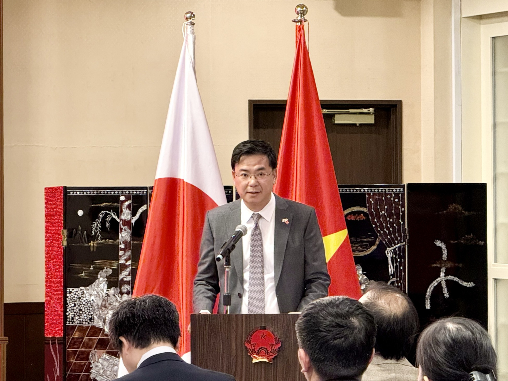 Đại sứ Việt Nam tại Nhật Bản Phạm Quang Hiệu báo cáo với Phó Thủ tướng và thông tin với toàn thể đại biểu về cộng đồng trí thức Việt Nam tại Nhật Bản - Ảnh: VGP/Thu Sa