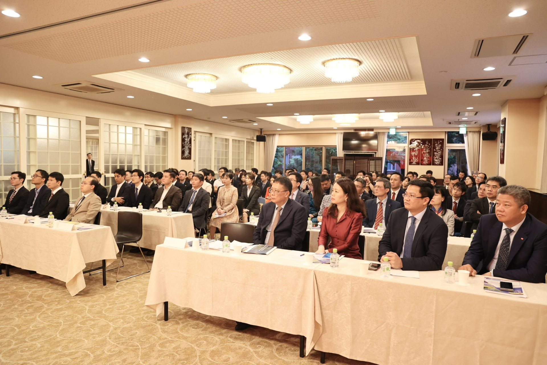 Chiều 31/5, Phó Thủ tướng Nguyễn Chí Dũng gặp và làm việc với các nhà khoa học Việt Nam tại Nhật Bản - Ảnh: VGP/Thu Sa