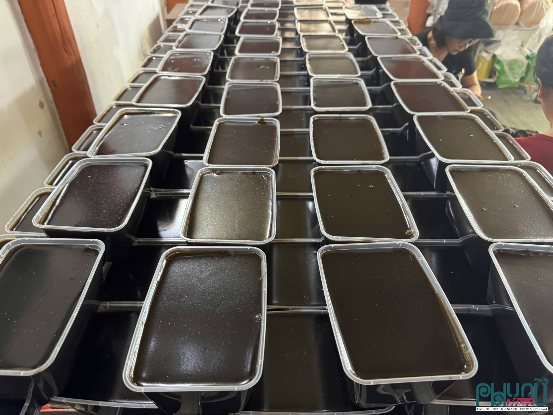 Thạch đen có vị ngọt thanh mát, kết hợp với độ dai nhẹ, tạo nên một cảm giác dễ chịu khi thưởng thức