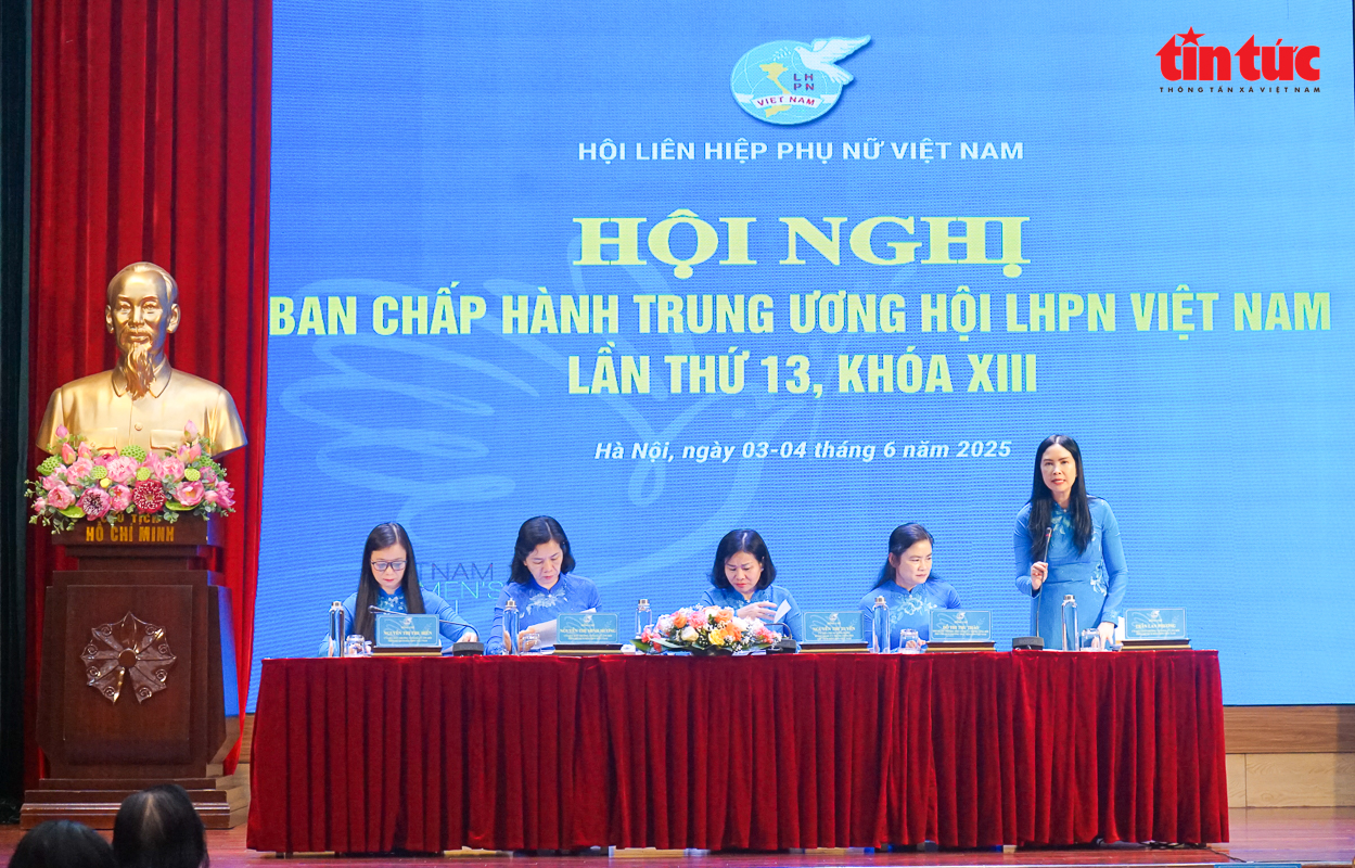 Các lãnh đạo Hội LHPN Việt Nam làm việc tại hội nghị. Ảnh: BTT