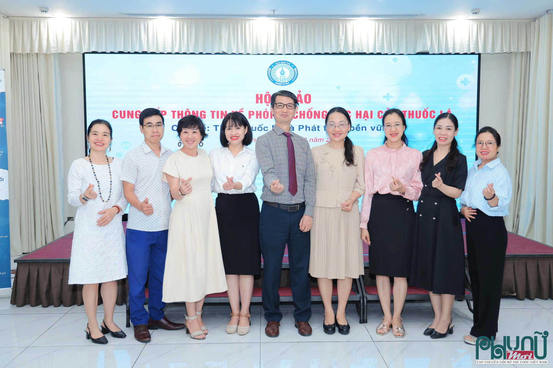 Các đại biểu chụp ảnh lưu niệm
