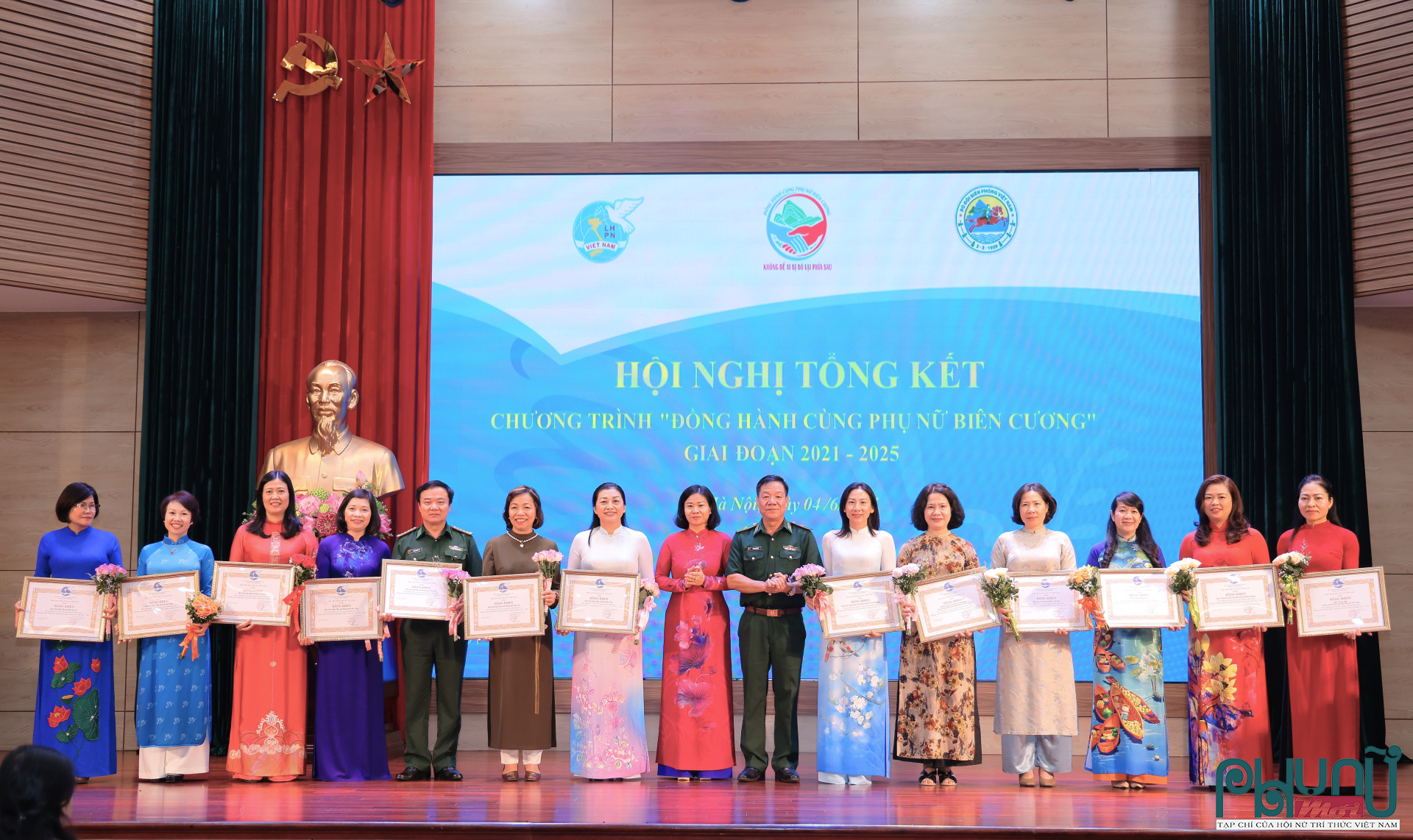 Chủ tịch Hội LHPN Việt Nam Nguyễn Thị Tuyến và Thiếu tướng Văn Ngọc Quế, Phó Chủ nhiệm Chính trị Bộ Tư lệnh Bộ đội Biên phòng, trao Bằng khen cho các tập thể có thành tích xuất sắc thực hiện Chương trình giai đoạn 2021 - 2025.
