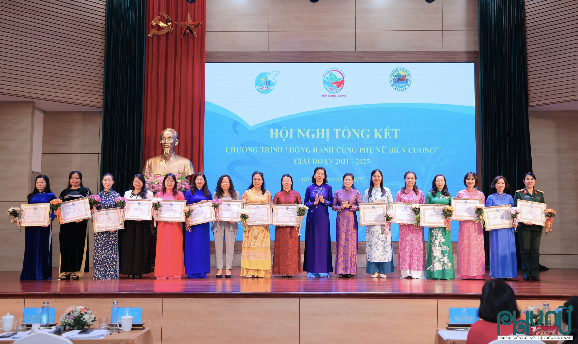 Phó Chủ tịch Thường trực Hội LHPN Việt Nam Đỗ Thị Thu Thảo và Phó Chủ tịch Hội LHPN Việt Nam Nguyễn Thị Minh Hương trao Bằng khen cho các tập thể có thành tích xuất sắc thực hiện Chương trình 