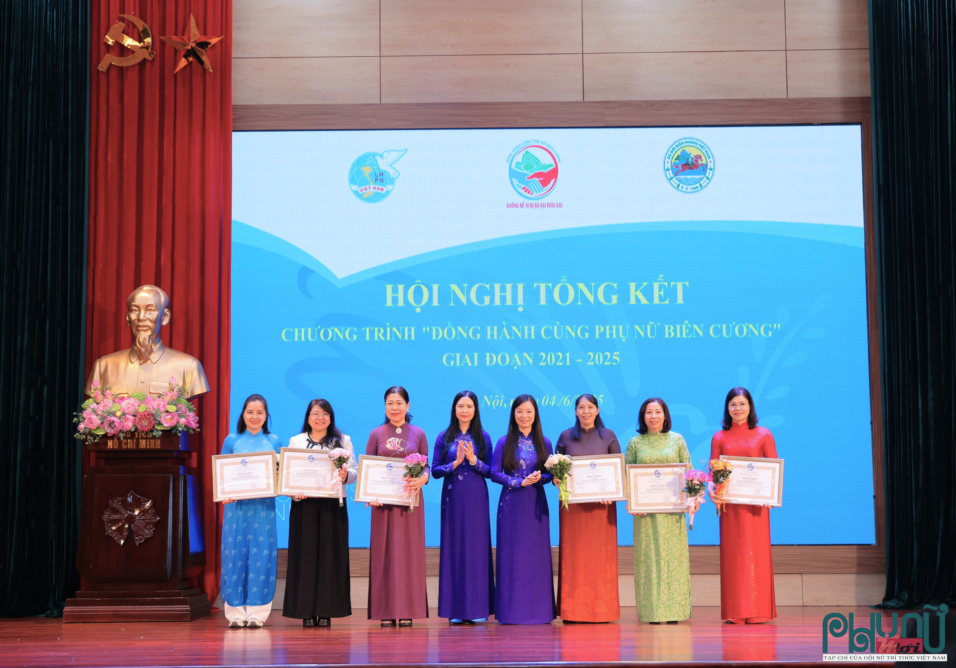 Các Phó Chủ tịch Hội LHPN Việt Nam, Trần Lan Phương và Nguyễn Thị Thu Hiền trao Bằng khen cho các cá nhân có thành tích xuất sắc thực hiện Chương trình 