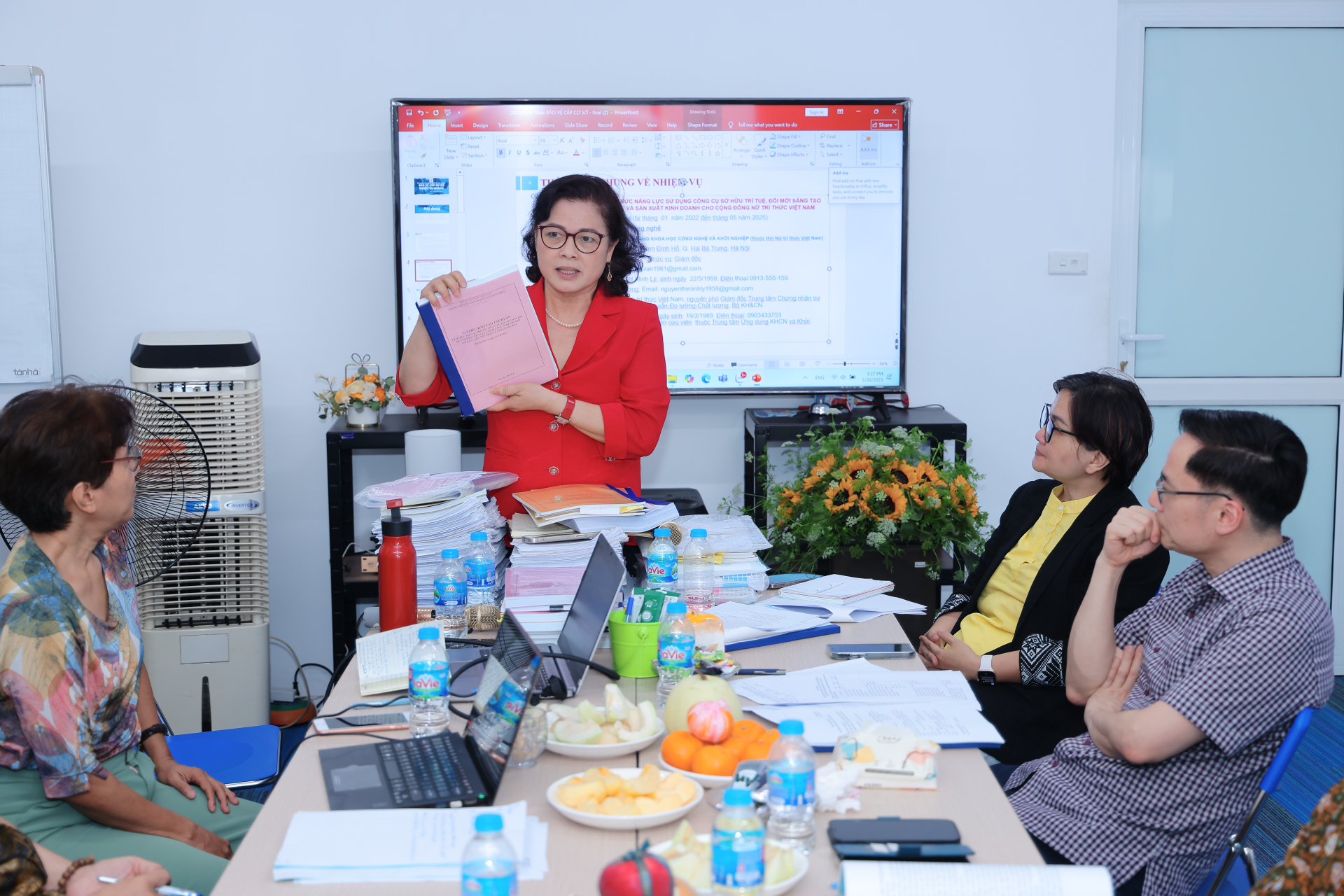 Bà Lê Thi Khánh Vân trả lời các giải đáp câu hỏi của hội đồng nghiệm thu 