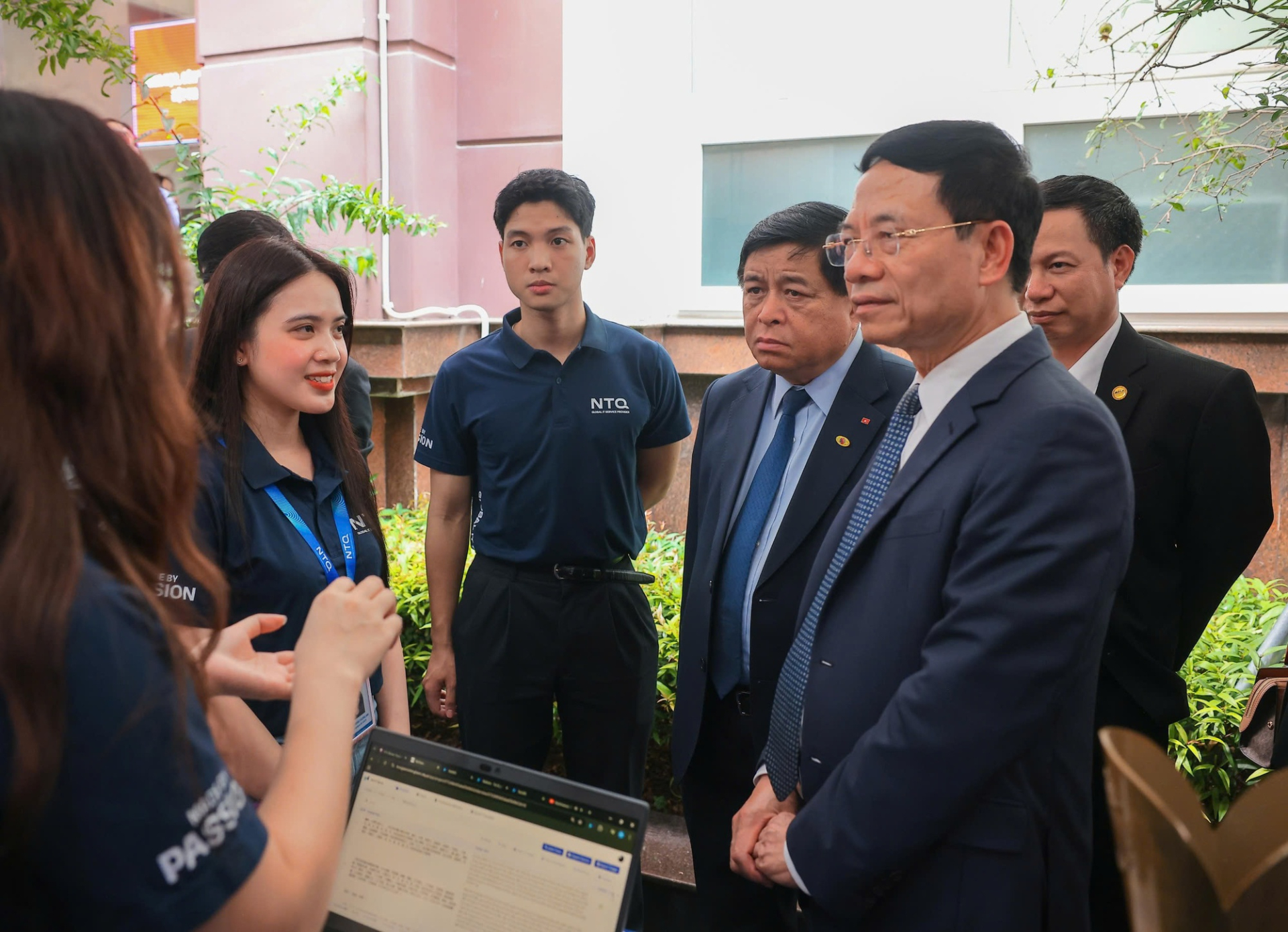 Phó Thủ tướng Nguyễn Chí Dũng, Bộ trưởng Bộ KH&CN Nguyễn Mạnh Hùng cùng các đại biểu tham quan các gian hàng trình diễn sản phẩm KH&CN (Ảnh minh họa).
