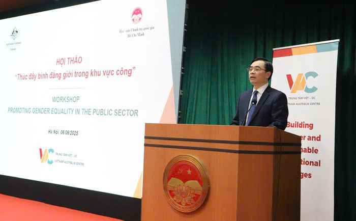 PGS, TS Dương Trung Ý - Phó Giám đốc Học viện Chính trị quốc gia Hồ Chí Minh - phát biểu khai mạc Hội thảo