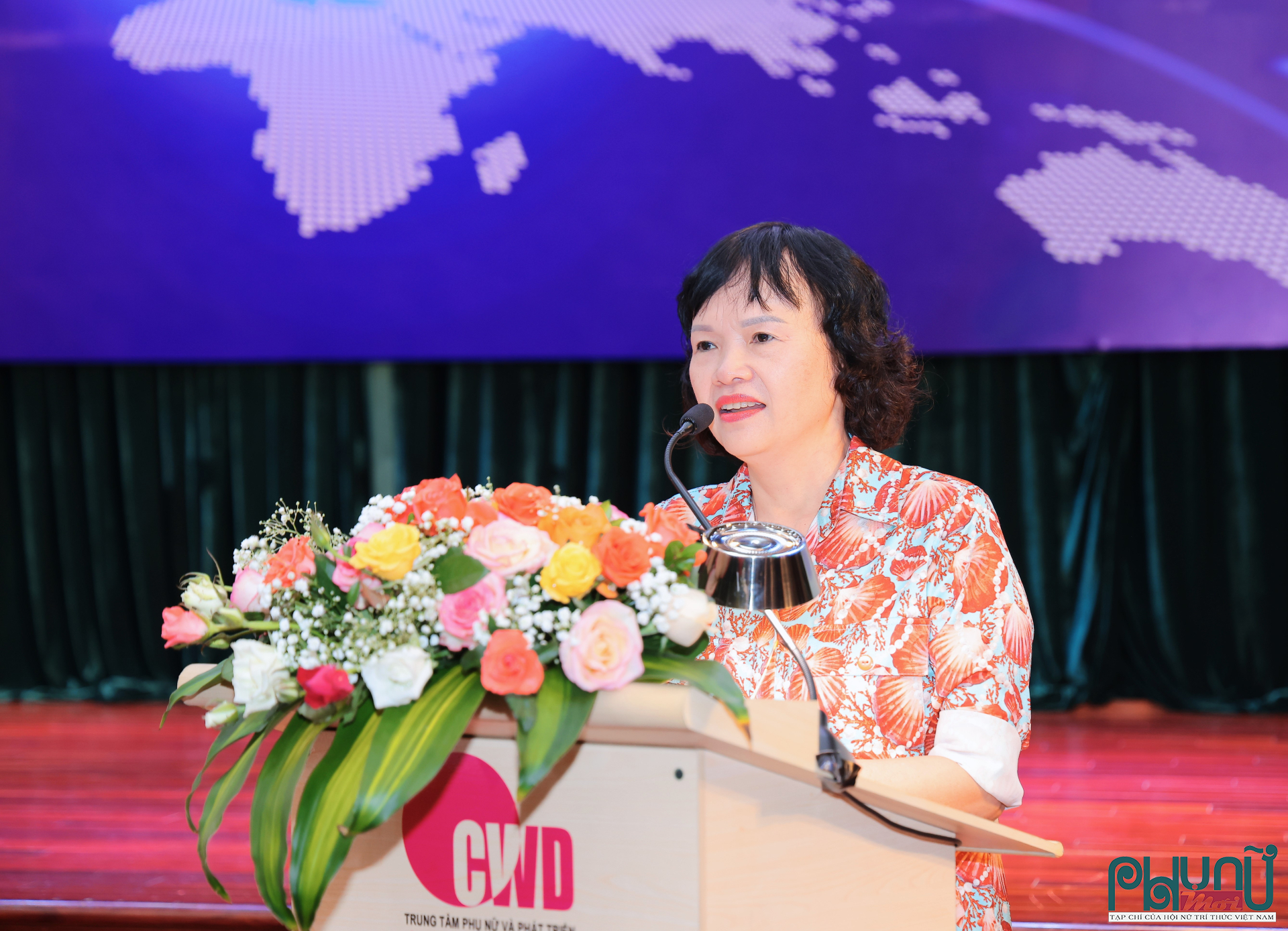Bà Trần Thị Kim Thoa, Nguyên Giám đốc Bảo tàng Báo chí Việt Nam trình bày tham luận