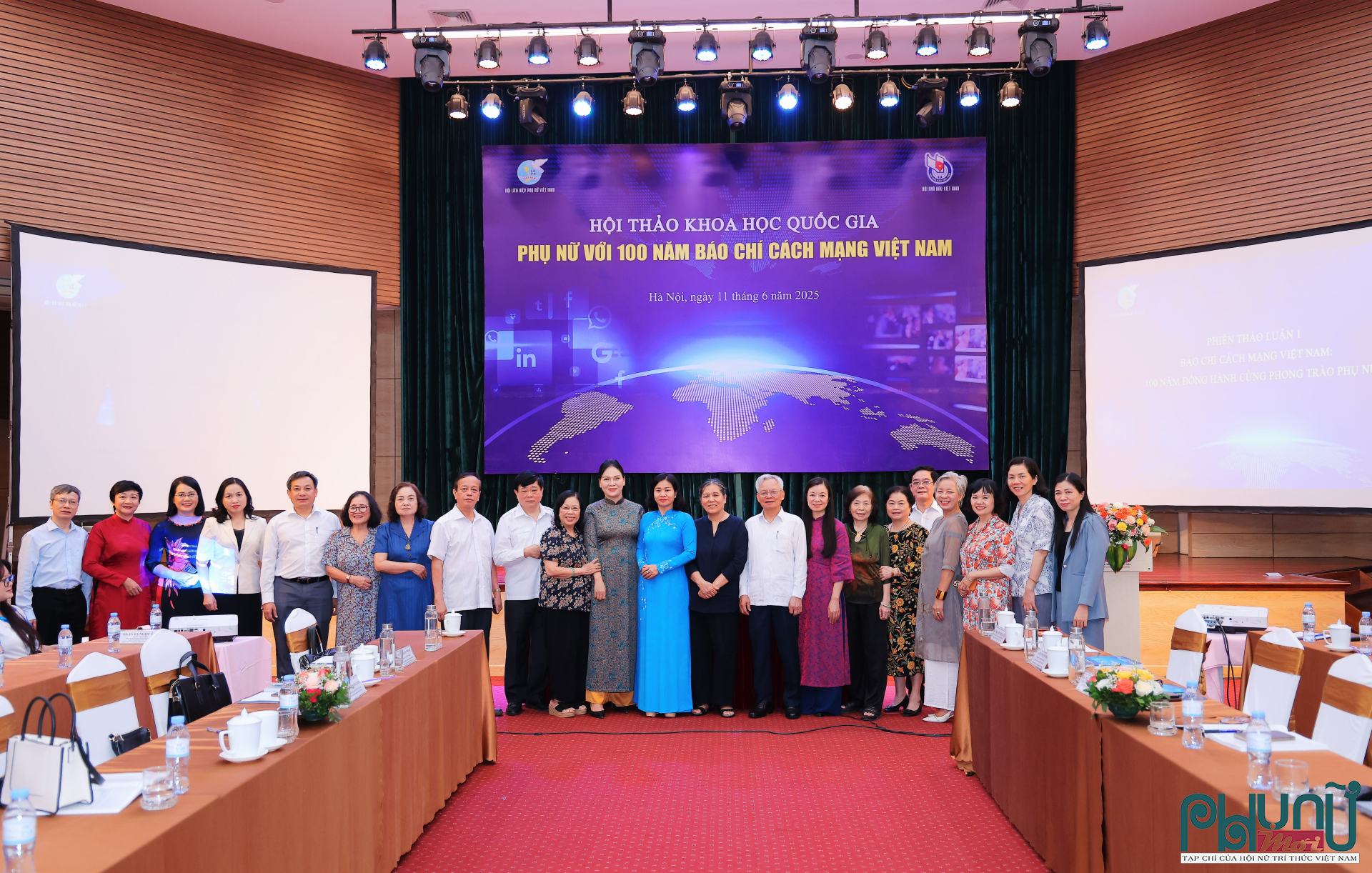 Các đại biểu chụp ảnh lưu niệm tại Hội thảo