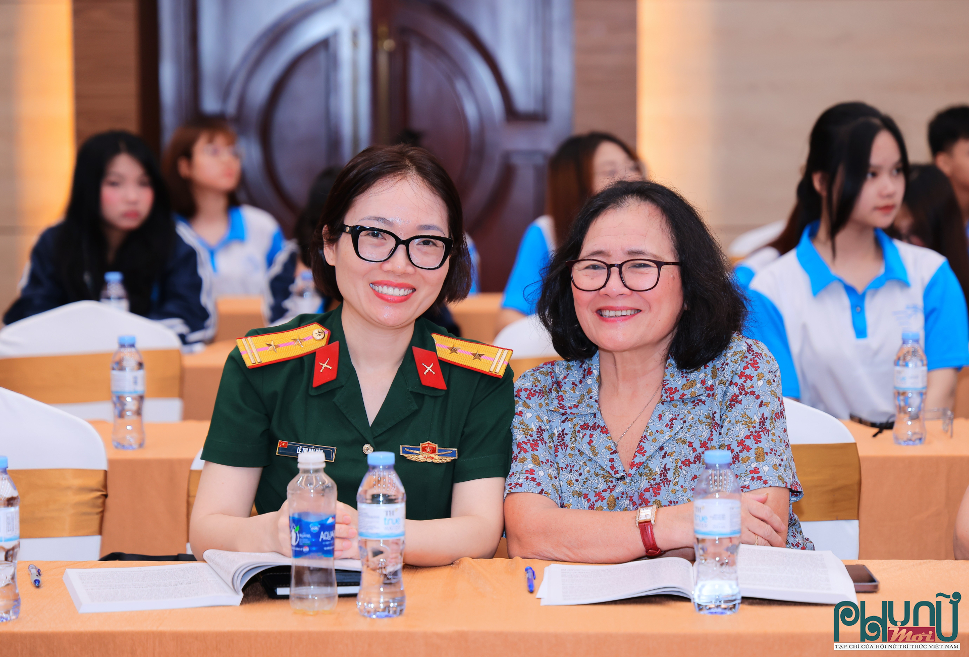 TS. Phạm Mỵ - Chủ tịch Câu lạc bộ Nhà báo nữ Việt Nam - Phó Chủ tịch Hội Nữ trí thức Việt Nam (Bên phải)