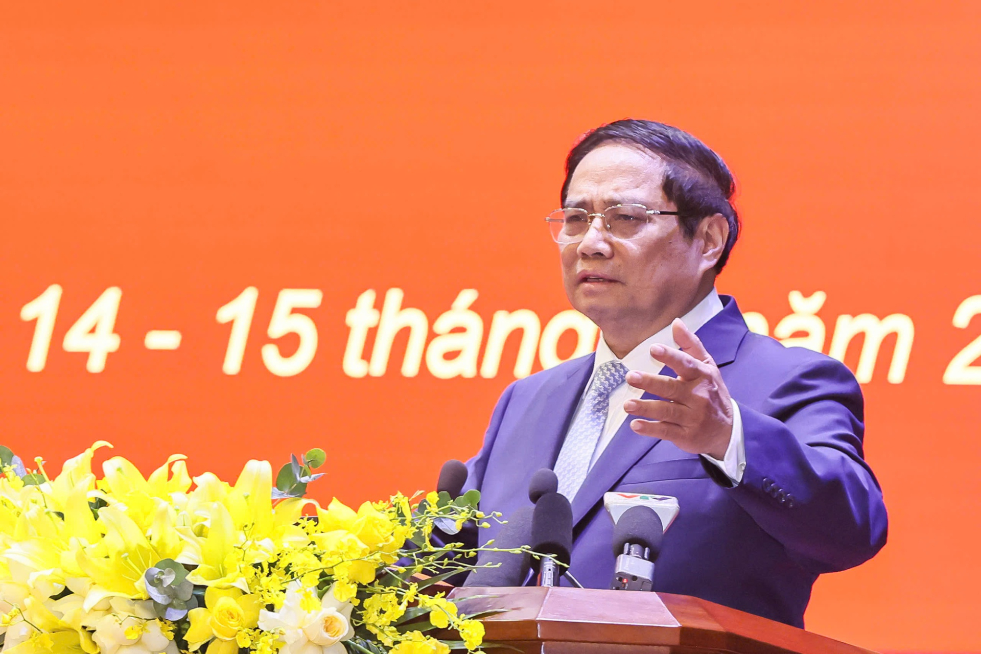 Thủ tướng Phạm Minh Chính phát biểu tại Hội nghị trực tuyến tập huấn chuyên môn, nghiệp vụ liên quan đến công tác tổ chức xây dựng Đảng, quản lý nhà nước, tổ chức và hoạt động của Mặt trận Tổ quốc, các đoàn thể chính trị ở cấp xã (mới) - Ảnh: VGP/Nhật Bắc