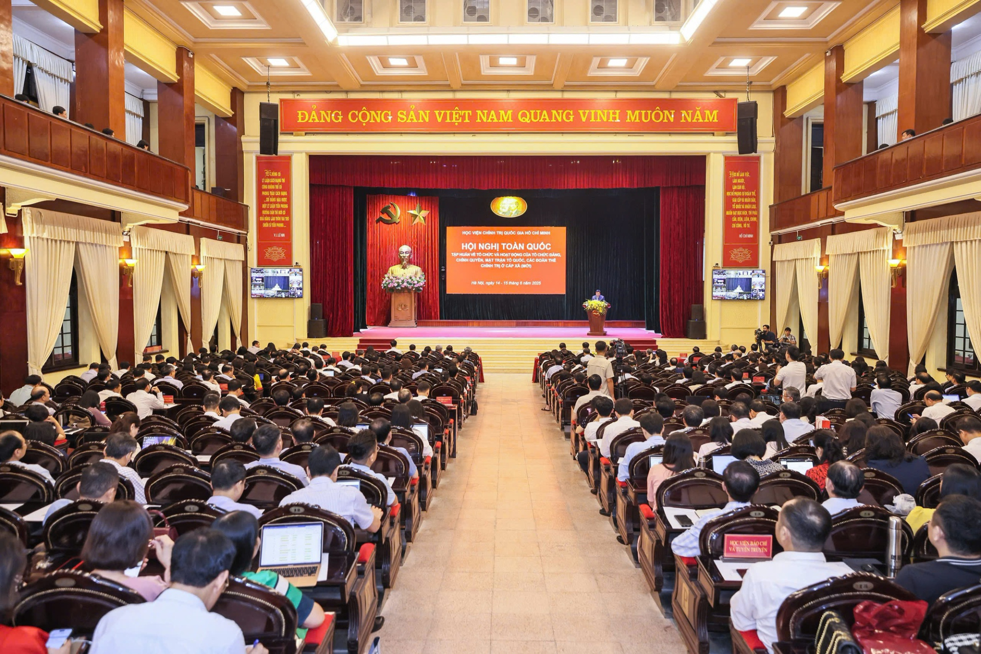 Hội nghị được kết nối trực tuyến từ điểm cầu chính Học viện Chính trị Quốc gia Hồ Chí Minh đến 11.000 điểm cầu trên cả nước với trên 1,5 triệu đại biểu tham dự - Ảnh: VGP/Nhật Bắc