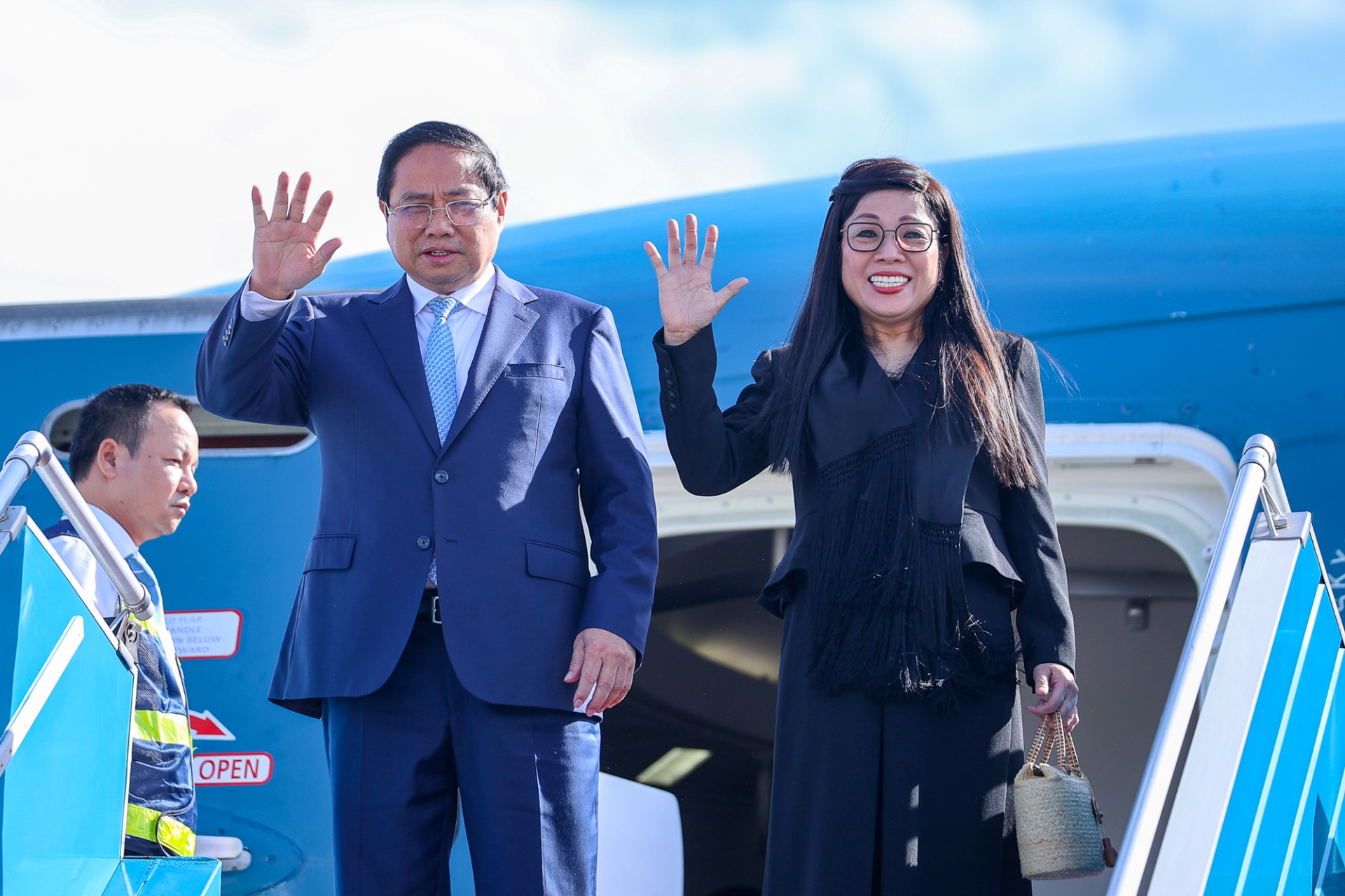 Thủ tướng Chính phủ Phạm Minh Chính và Phu nhân về tới Hà Nội, kết thúc tốt đẹp chuyến công tác tại châu Âu - Ảnh: VGP/Nhật Bắc