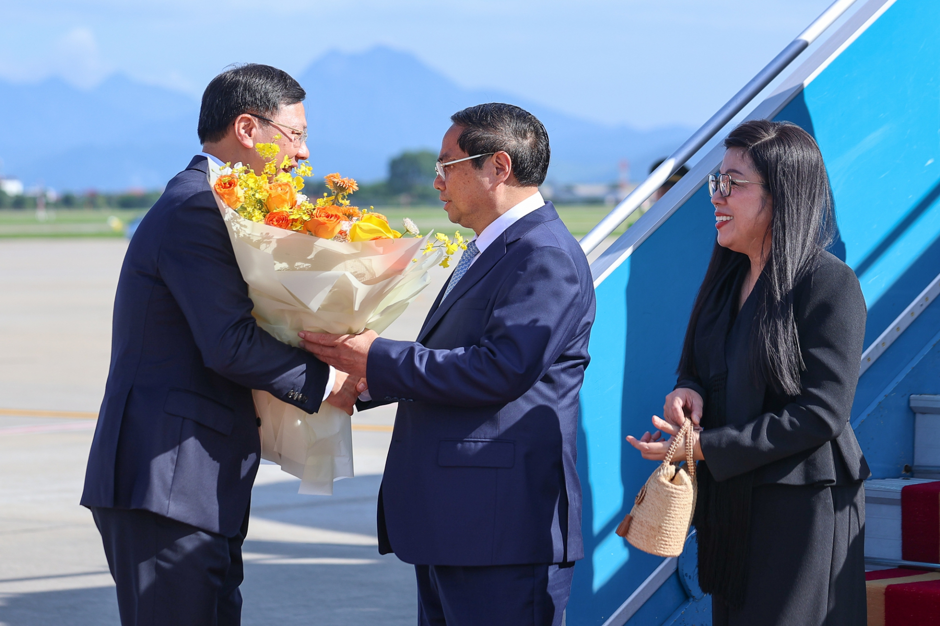 Phó Chủ nhiệm Văn phòng Chính phủ Phạm Mạnh Cường đón Thủ tướng Chính phủ Phạm Minh Chính và Phu nhân tại sân bay Nội Bài - Ảnh: VGP/Nhật Bắc