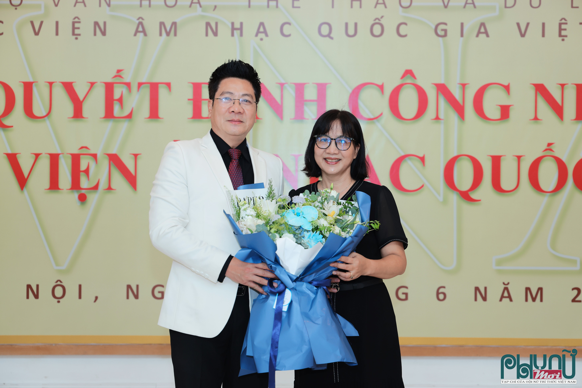 Nhà báo Chu Thị Thu Hằng,Tổng biên tập Tạp chí Phụ nữ Mới tặng hoa chúc mừng TS.NSND Đỗ Quốc Hưng