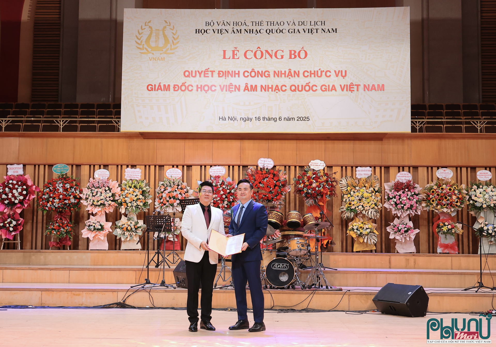 Vụ trưởng Vụ Tổ chức cán bộ (Bộ VHTTDL) Lê Đức Trung trao Quyết định công nhận chức vụ Giám đốc Học viện Âm nhạc Quốc gia Việt Nam cho TS. NSND Đỗ Quốc Hưng. 
