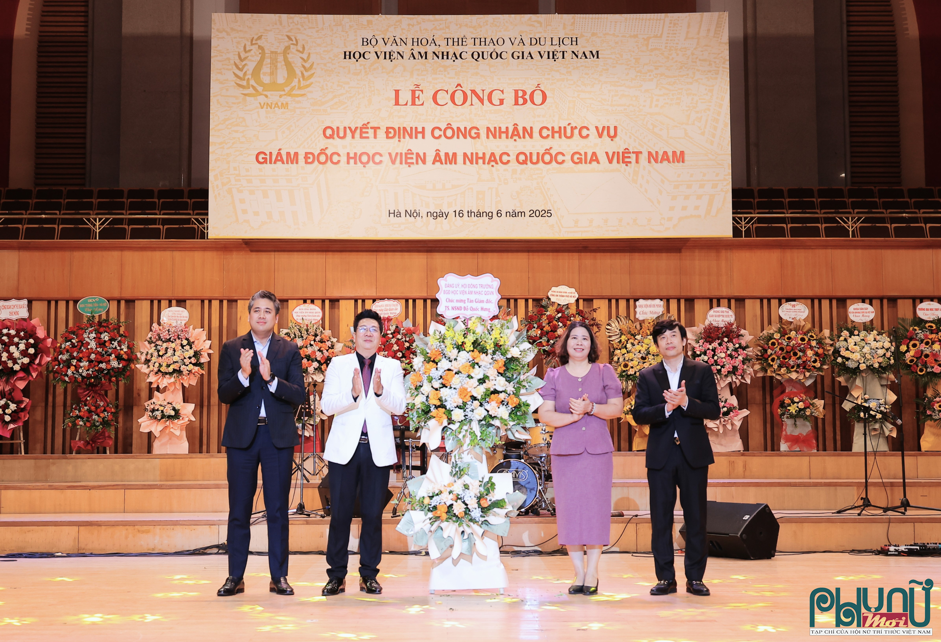 Ban lãnh đạo Học viện Âm nhạc Quốc gia Việt Nam chúc mừng TS.NSND Đỗ Quốc Hưng