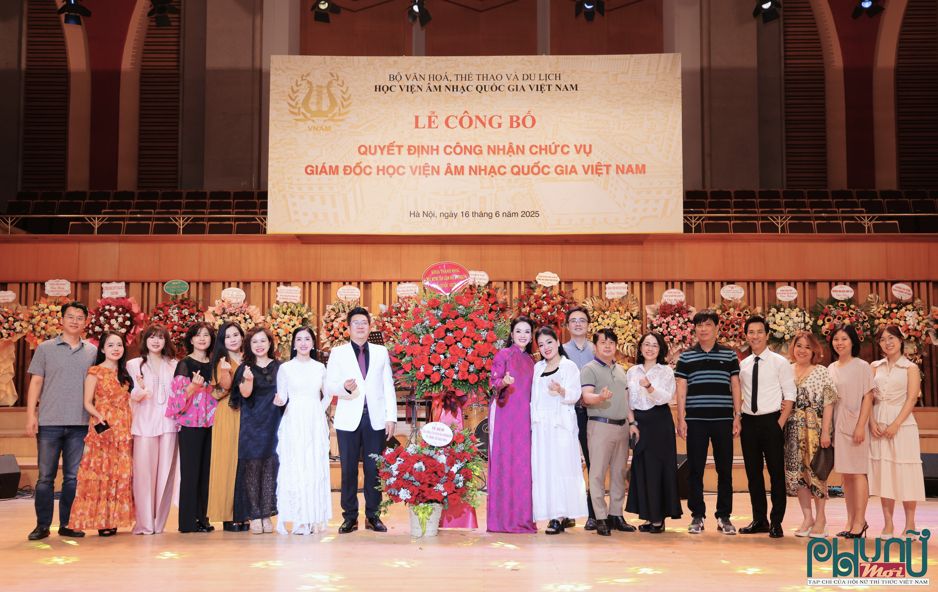 TS.NSND. Đỗ Quốc Hưng nhận hoa chúc mừng từ đồng nghiệp Khoa Thanh nhạc