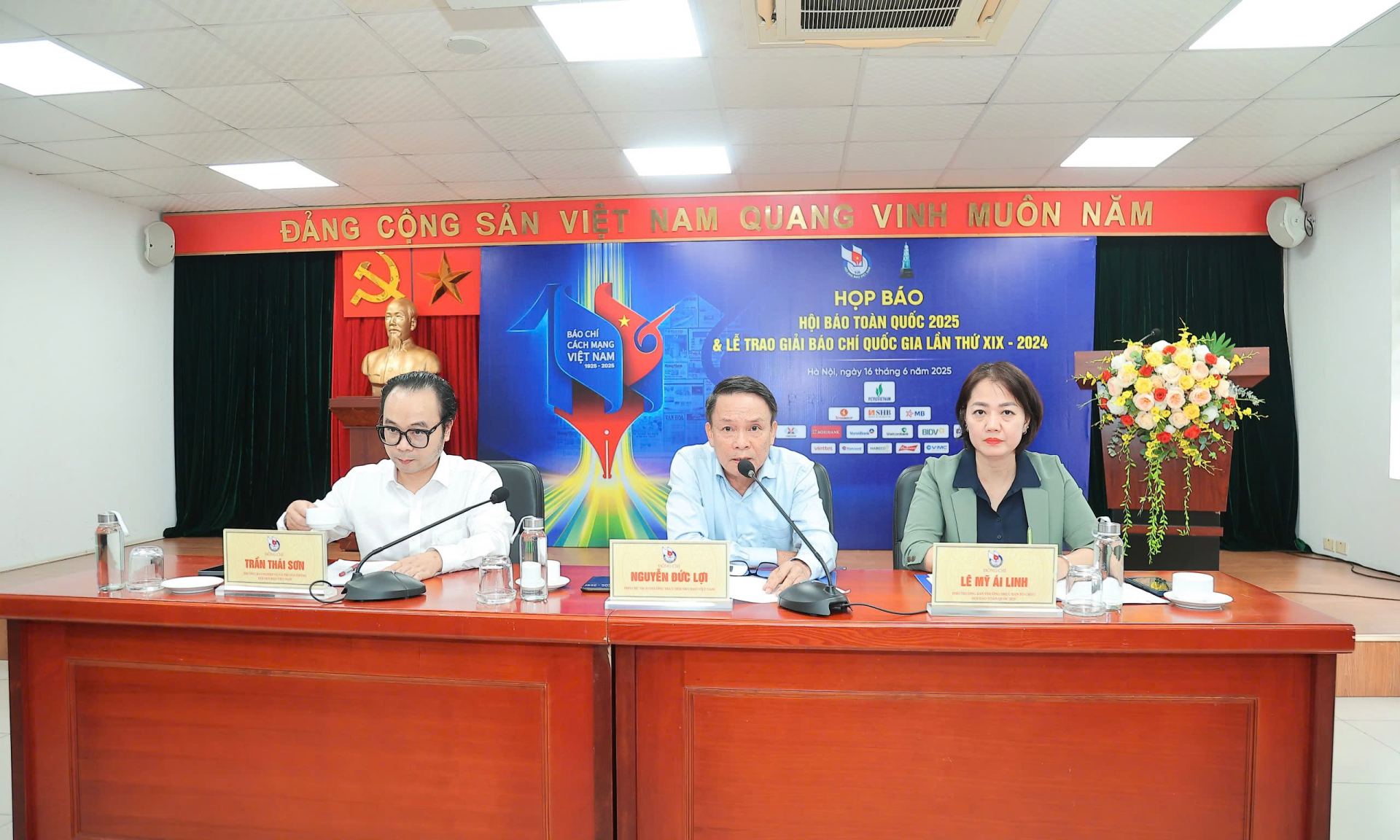  Các đồng chí chủ trì buổi họp báo về Hội báo toàn quốc 2025 và Lễ trao giải báo chí Quốc gia lần thứ XIX - 2024.