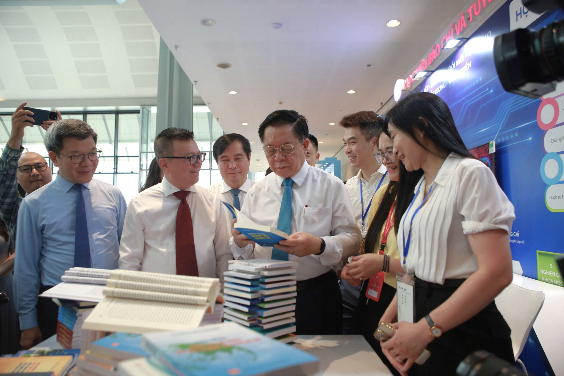 Các đại biểu tham quan các gian báo chí 