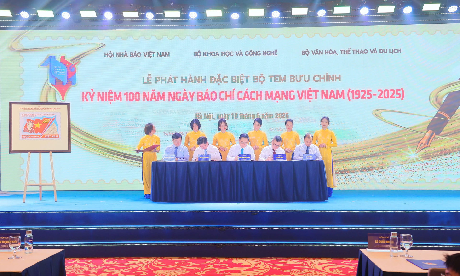 Các đại biểu thực hiện nghi thức ký phát hành bộ tem.