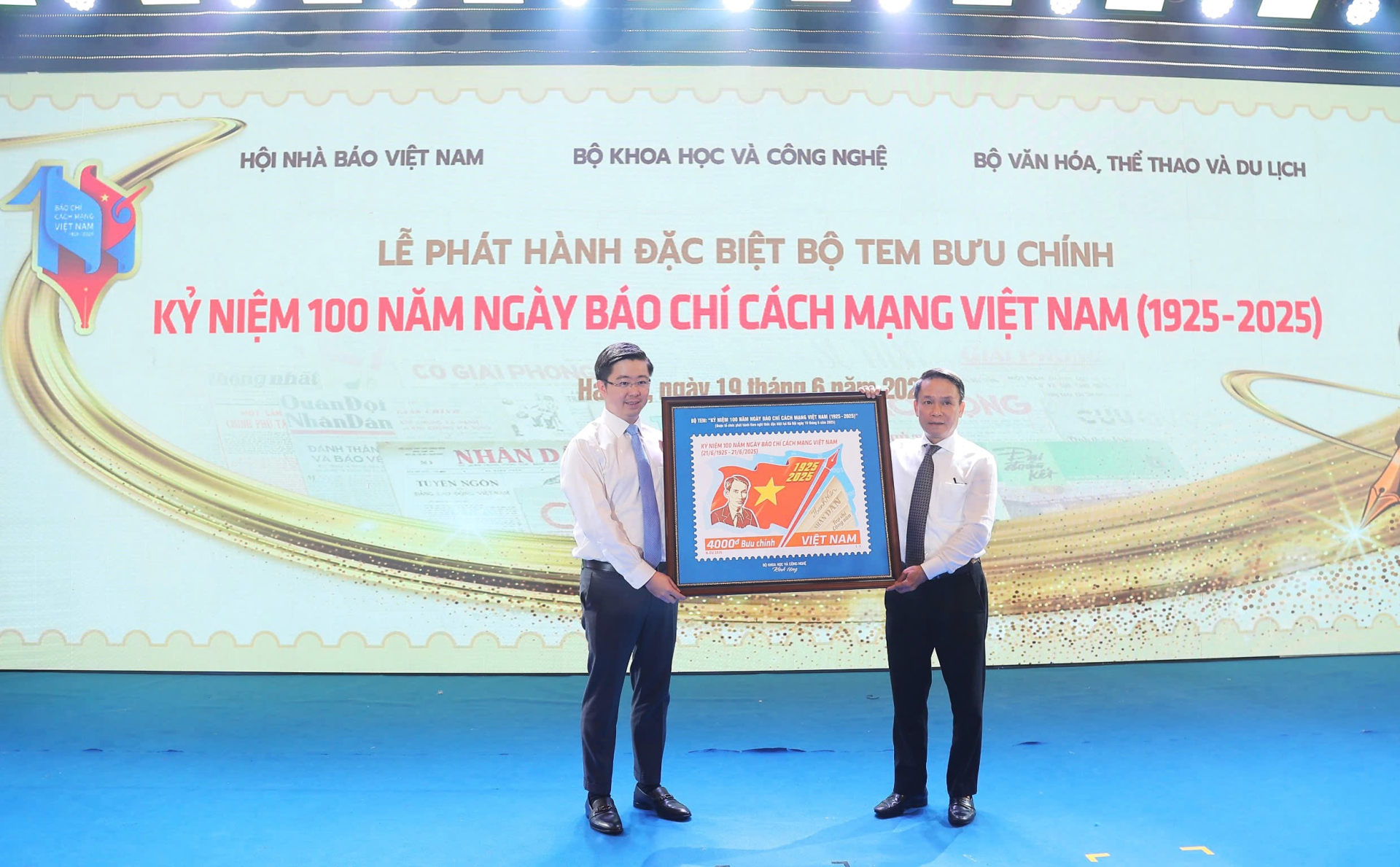 Bộ Khoa học và Công nghệ trân trọng trao tặng Hội Nhà báo Việt Nam bức tranh bộ tem “Kỷ niệm 100 năm Ngày Báo chí Cách mạng Việt Nam (1925 - 2025).