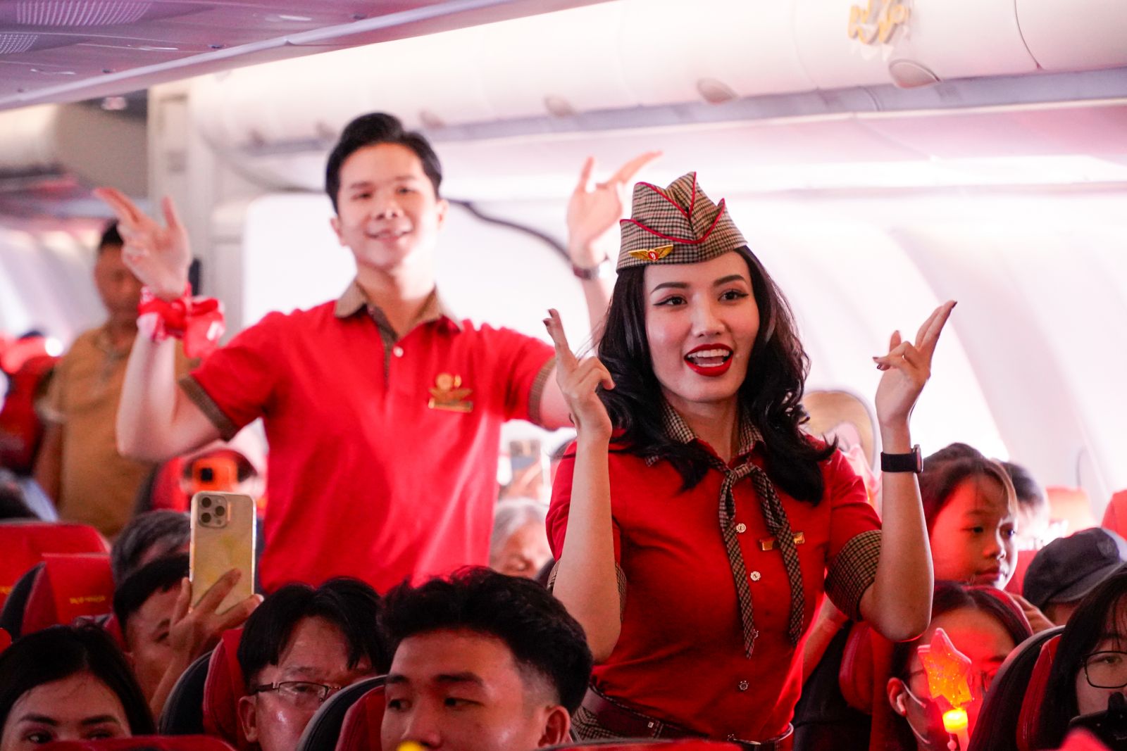Phi hành đoàn Vietjet đã mang tới màn trình diễn đặc biệt dành tặng các hành khách ở độ cao 10.000 m