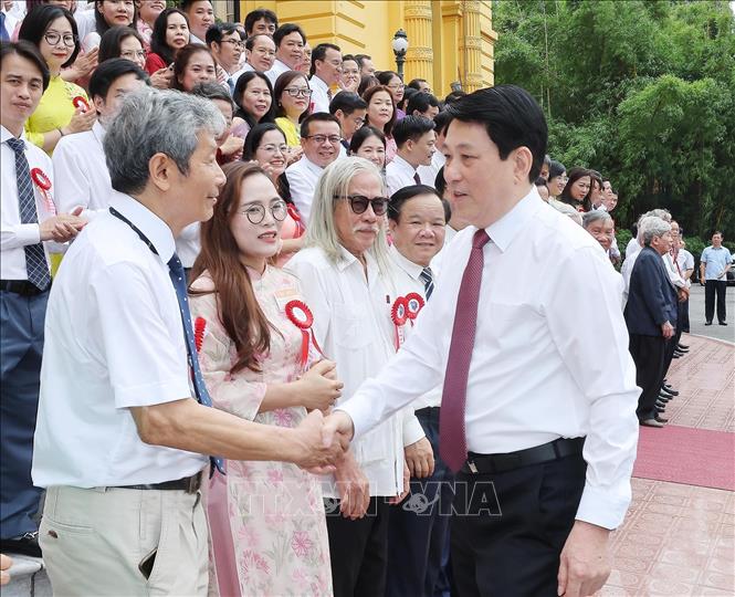 Chủ tịch nước Lương Cường gặp mặt tuyên dương người làm báo tiêu biểu toàn quốc - Ảnh: TTXVN