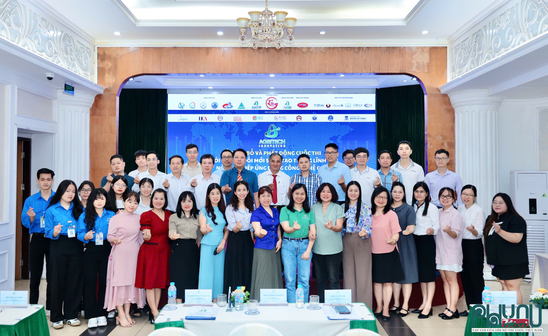 Các đại biểu chụp ảnh lưu niệm