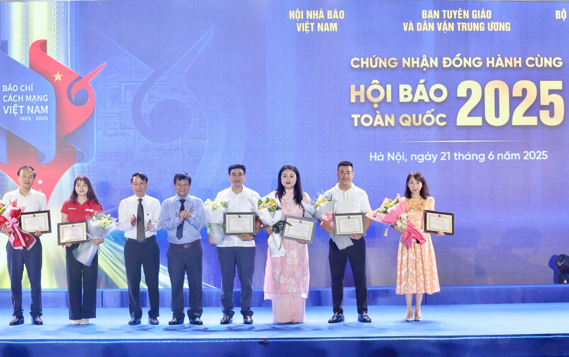 Ban tổ chức trao chứng nhận đồng hành cùng Hội Báo toàn quốc năm 2025 cho các đơn vị