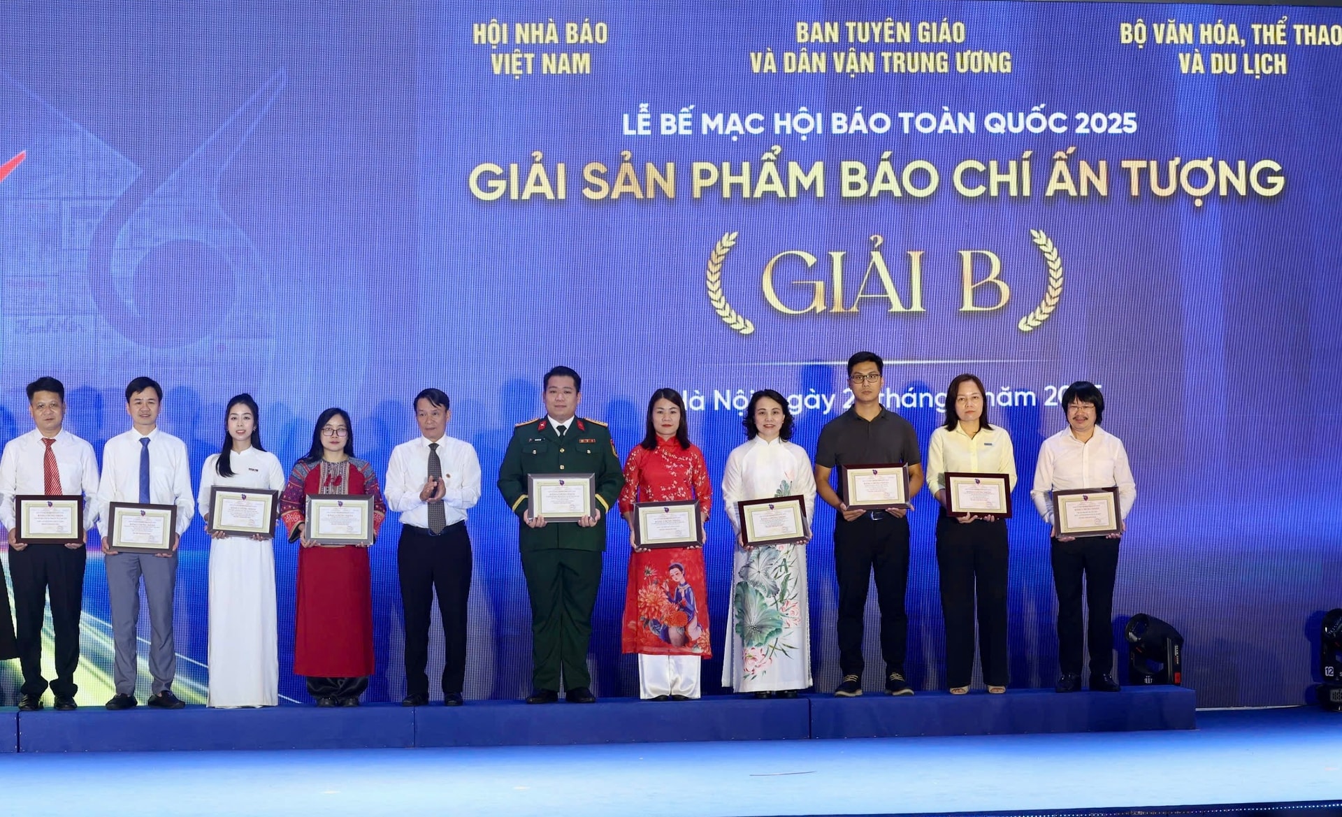 Ban tổ chức trao giải cho các đơn vị có giải Sản phẩm báo chí ấn tượng giải B