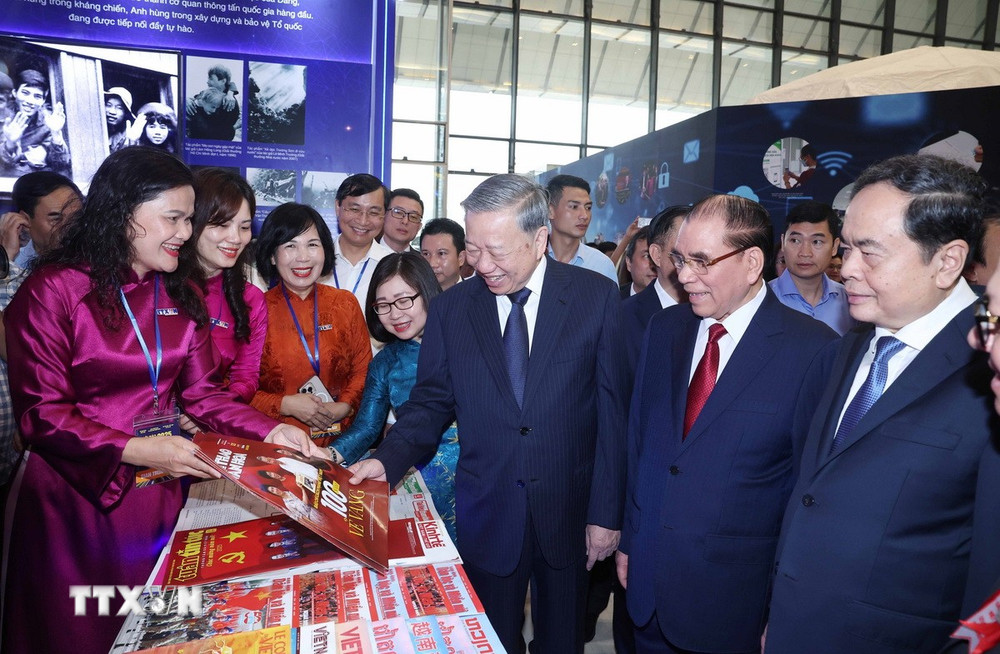 Tổng Bí thư Tô Lâm, các đồng chí lãnh đạo Đảng, Nhà nước và các đại biểu tham quan không gian trưng bày của TTXVN. (Ảnh: Thống Nhất/TTXVN)