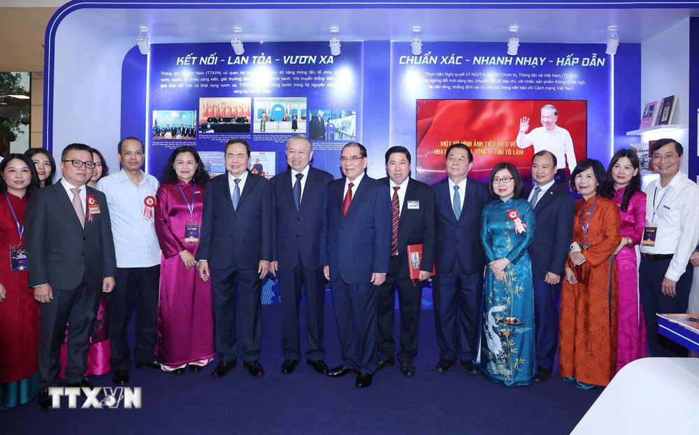 Tổng Bí thư Tô Lâm, các đồng chí lãnh đạo Đảng, Nhà nước và các đại biểu tham quan không gian trưng bày của TTXVN. (Ảnh: Phương Hoa/TTXVN)