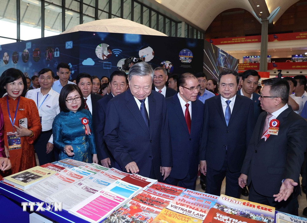 Tổng Bí thư Tô Lâm, các đồng chí lãnh đạo Đảng, Nhà nước và các đại biểu tham quan không gian trưng bày của TTXVN.(Ảnh: Phương Hoa/TTXVN)