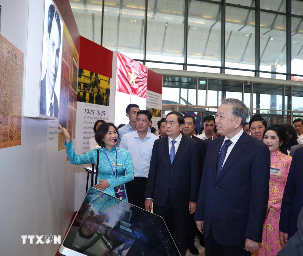Tổng Bí thư Tô Lâm, các đồng chí lãnh đạo Đảng, Nhà nước và các đại biểu tham quan triển lãm ảnh, tư liệu, hiện vật lịch sử về truyền thống 100 năm Ngày Báo chí cách mạng Việt Nam; thành tựu xu hướng phát triển báo chí trong kỷ nguyên mới; trưng bày các thiết bị, ứng dụng công nghệ báo chí- truyền thông hiện đại. (Ảnh: Phương Hoa/TTXVN)