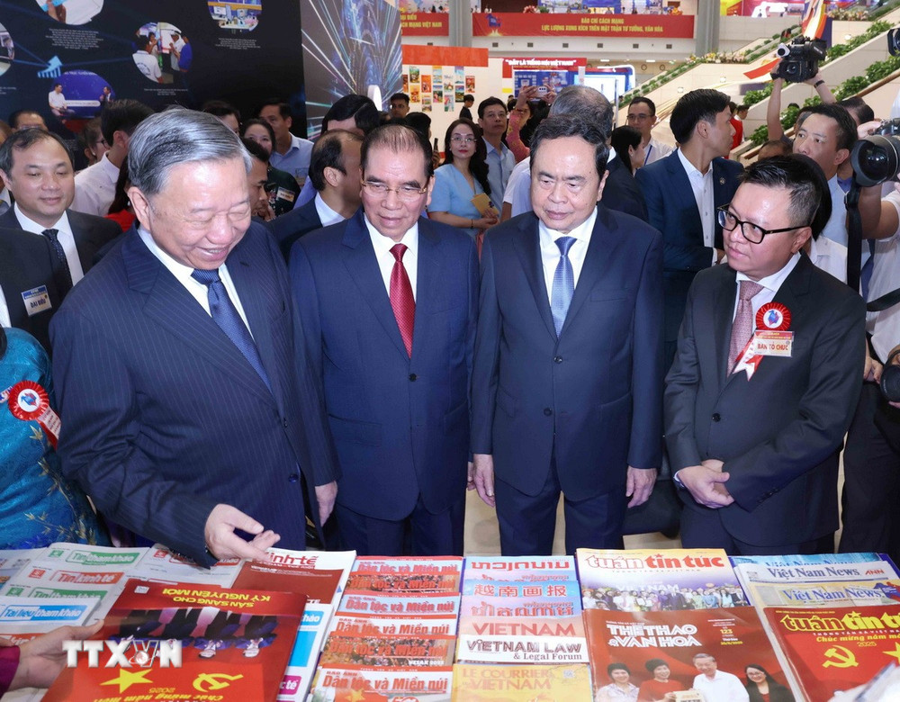 Tổng Bí thư Tô Lâm và các đồng chí lãnh đạo tham quan gian trưng bày Thông tấn xã Việt Nam. (Ảnh: Phương Hoa/TTXVN)