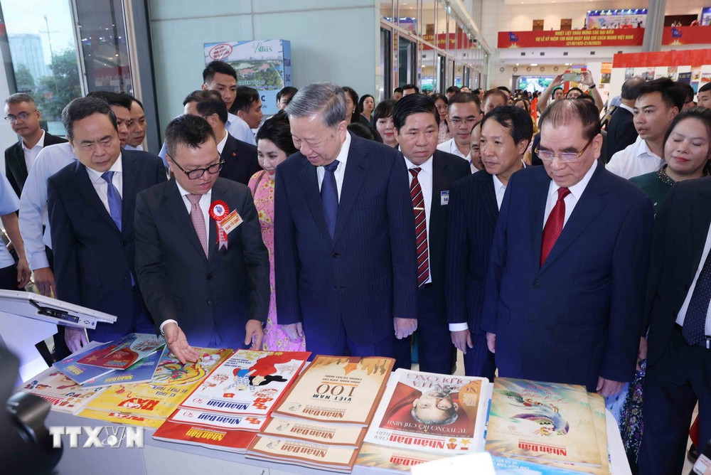 Tổng Bí thư Tô Lâm và các đồng chí lãnh đạo tham quan gian trưng bày báo Nhân Dân. (Ảnh: Phương Hoa/TTXVN)
