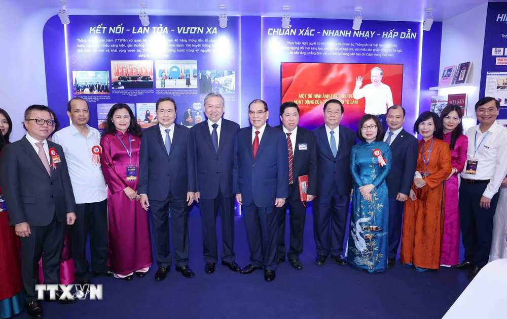Tổng Bí thư Tô Lâm, các đồng chí lãnh đạo Đảng, Nhà nước và các đại biểu tham quan không gian trưng bày của TTXVN. (Ảnh: Thống Nhất/TTXVN)