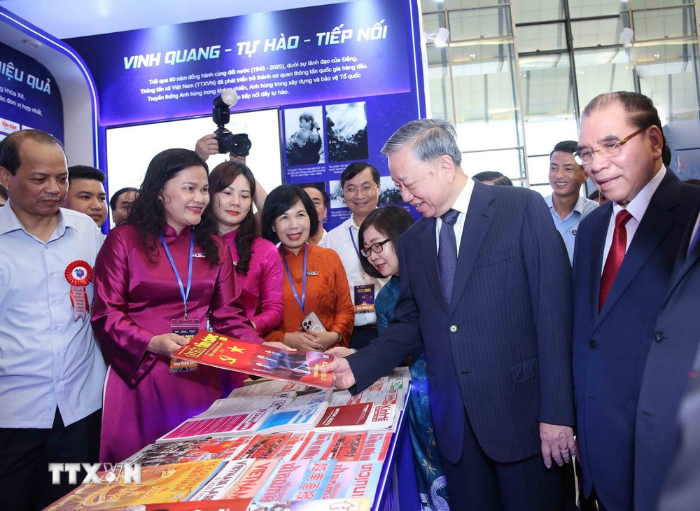 Tổng Bí thư Tô Lâm, các đồng chí lãnh đạo Đảng, Nhà nước và các đại biểu tham quan không gian trưng bày của TTXVN. (Ảnh: Thống Nhất/TTXVN)