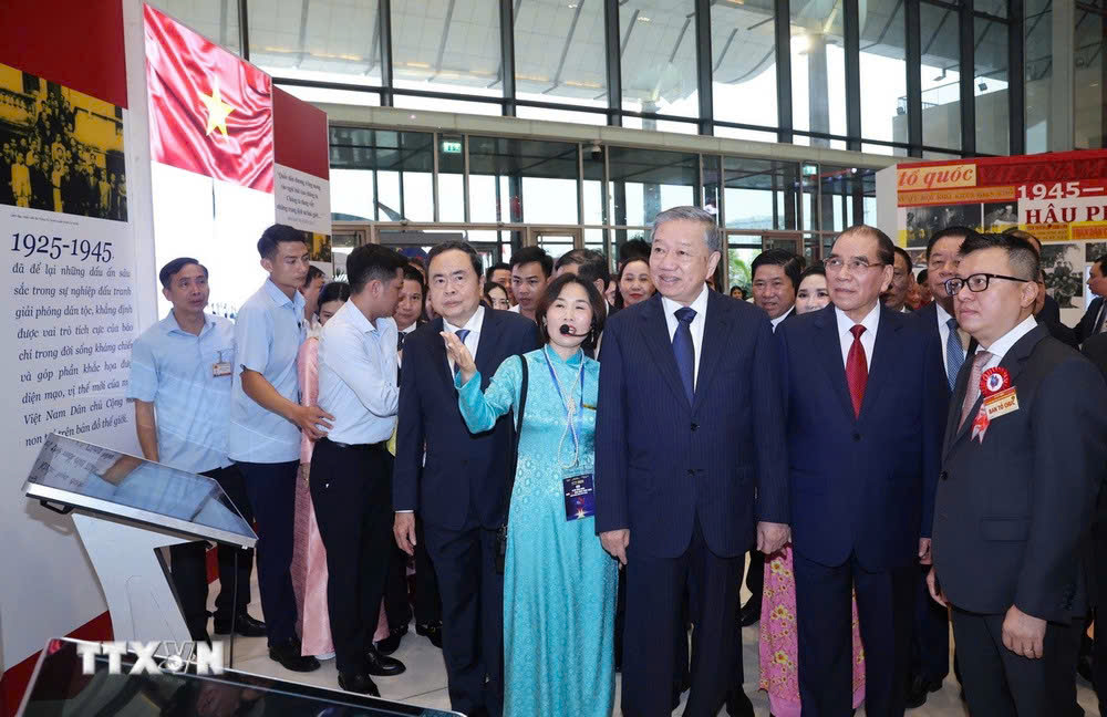 Tổng Bí thư Tô Lâm, các đồng chí lãnh đạo Đảng, Nhà nước và các đại biểu tham quan triển lãm ảnh, tư liệu, hiện vật lịch sử về truyền thống 100 năm Ngày Báo chí cách mạng Việt Nam; thành tựu xu hướng phát triển báo chí trong kỷ nguyên mới; trưng bày các thiết bị, ứng dụng công nghệ báo chí- truyền thông hiện đại. (Ảnh: Phương Hoa/TTXVN)