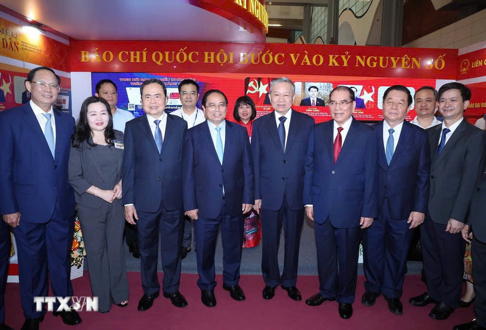 Tổng Bí thư Tô Lâm, các đồng chí lãnh đạo, nguyên lãnh đạo Đảng, Nhà nước và các đại biểu tham quan triển lãm ảnh, tư liệu, hiện vật lịch sử về truyền thống 100 năm Ngày Báo chí cách mạng Việt Nam; thành tựu xu hướng phát triển báo chí trong kỷ nguyên mới; trưng bày các thiết bị, ứng dụng công nghệ báo chí- truyền thông hiện đại. (Ảnh: Thống Nhất/TTXVN)
