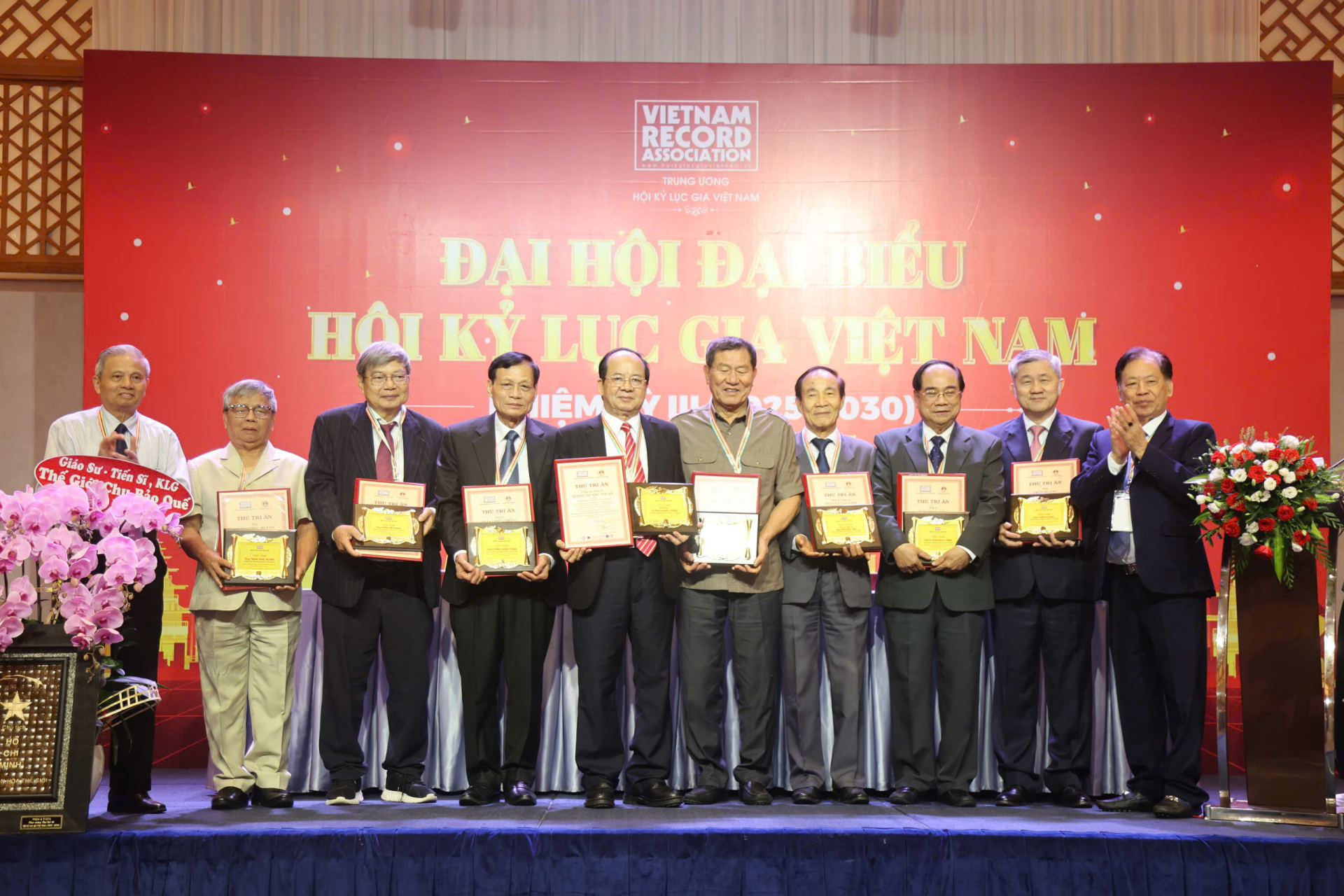 Vinh danh và trao bằng khen cho các lãnh đạo và các đơn vị trực thuộc có nhiều thành tích đóng góp cho sự phát triển của cộng đồng Kỷ lục Gia Việt Nam.