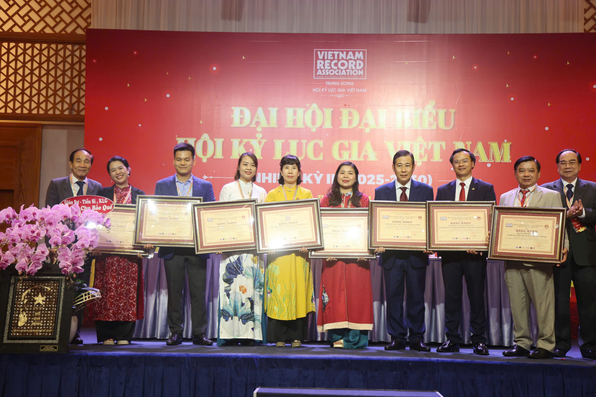 Ban tổ chức trao bằng khen cho các lãnh đạo và các đơn vị trực thuộc có nhiều thành tích đóng góp cho sự phát triển của cộng đồng Kỷ lục Gia Việt Nam. 