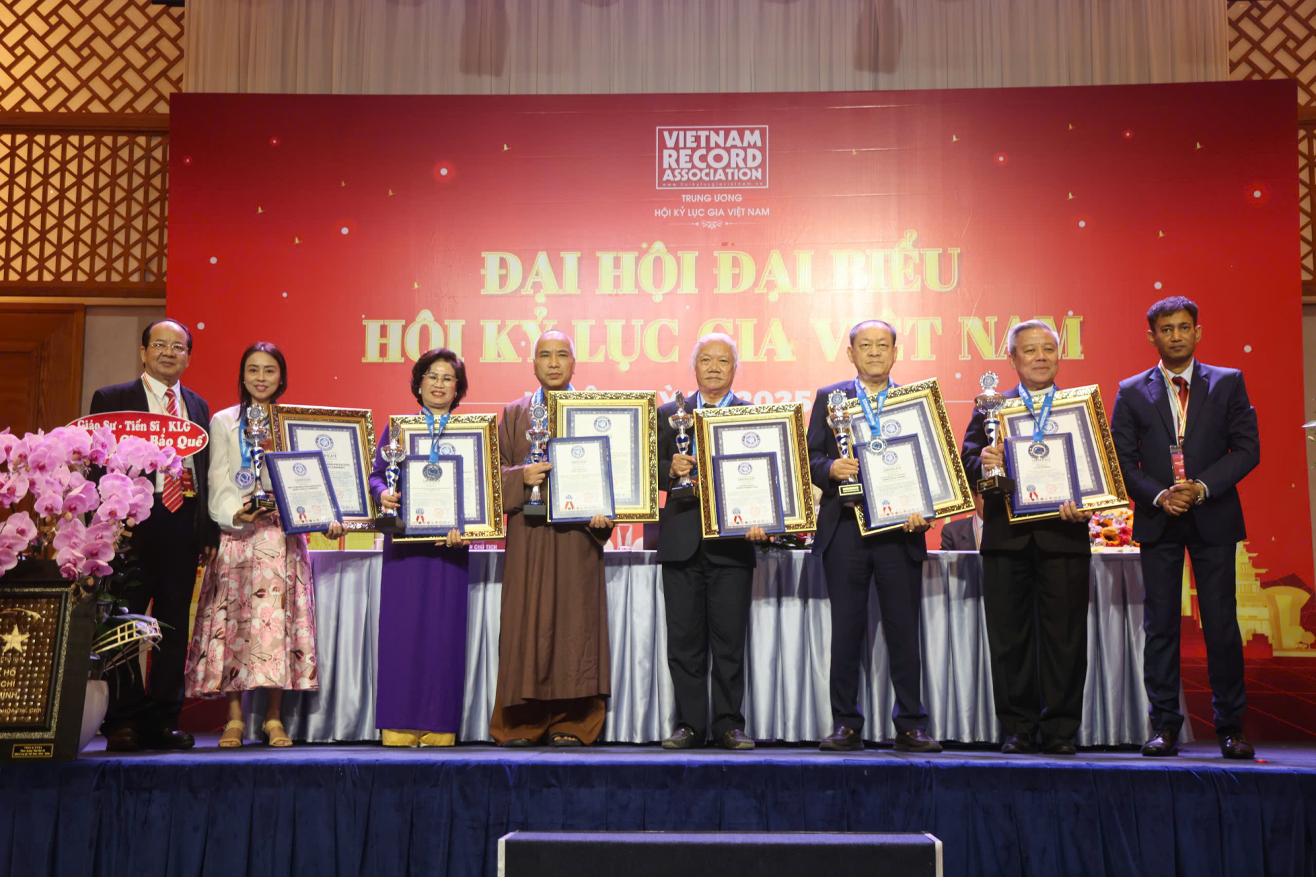 Ban tổ chức trao bằng khen cho các lãnh đạo và các đơn vị trực thuộc có nhiều thành tích đóng góp cho sự phát triển của cộng đồng Kỷ lục Gia Việt Nam. 