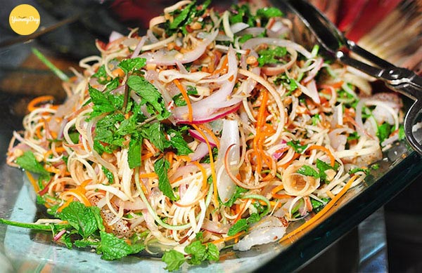 Nộm gỏi hoa chuối tai heo. Ảnh: ITN