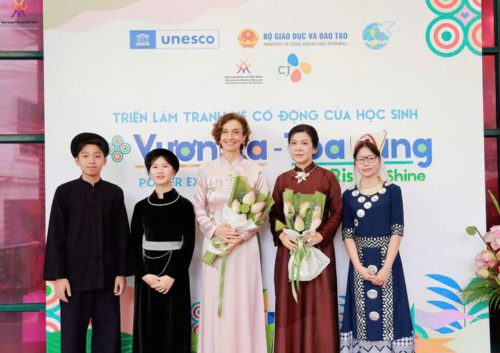 Phu nhân Ngô Phương Ly và Tổng giám đốc UNESCO chụp ảnh cùng các học sinh dân tộc thiểu số vùng khó khăn. Ảnh: BTPNVN