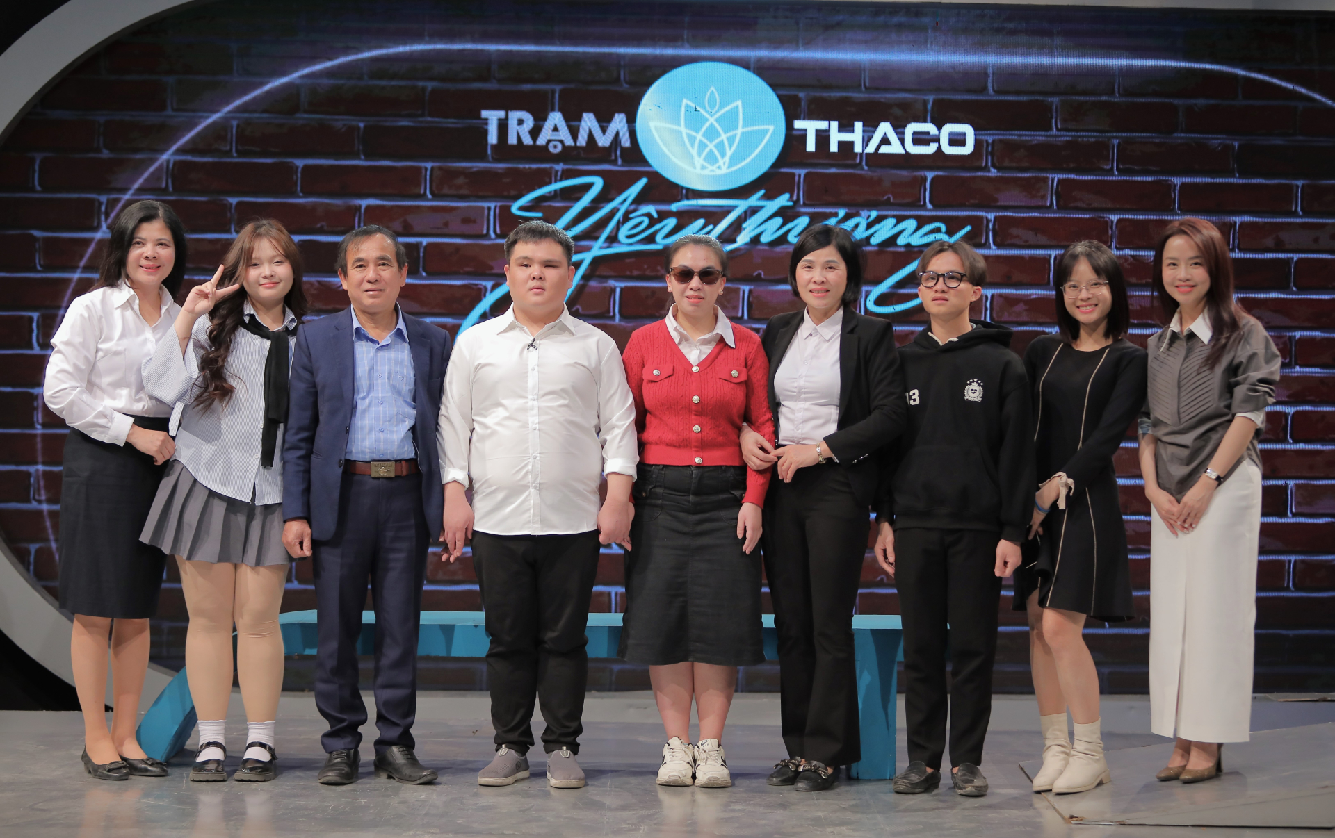 Chàng trai khiếm thị thắp sáng tương lai bằng nghị lực phi thường