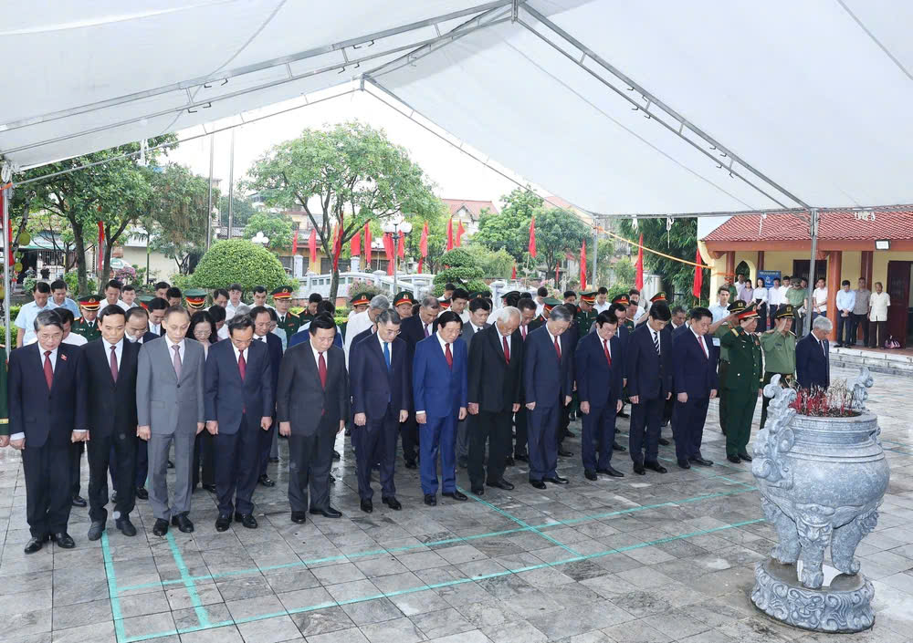 Tổng Bí thư Tô Lâm các đồng chí lãnh đạo, nguyên lãnh đạo Đảng, Nhà nước dâng hương tại Nhà tưởng niệm Tổng Bí thư Nguyễn Văn Linh ở xã Nguyễn Văn Linh, tỉnh Hưng Yên. Ảnh: Thống Nhất – TTXVN