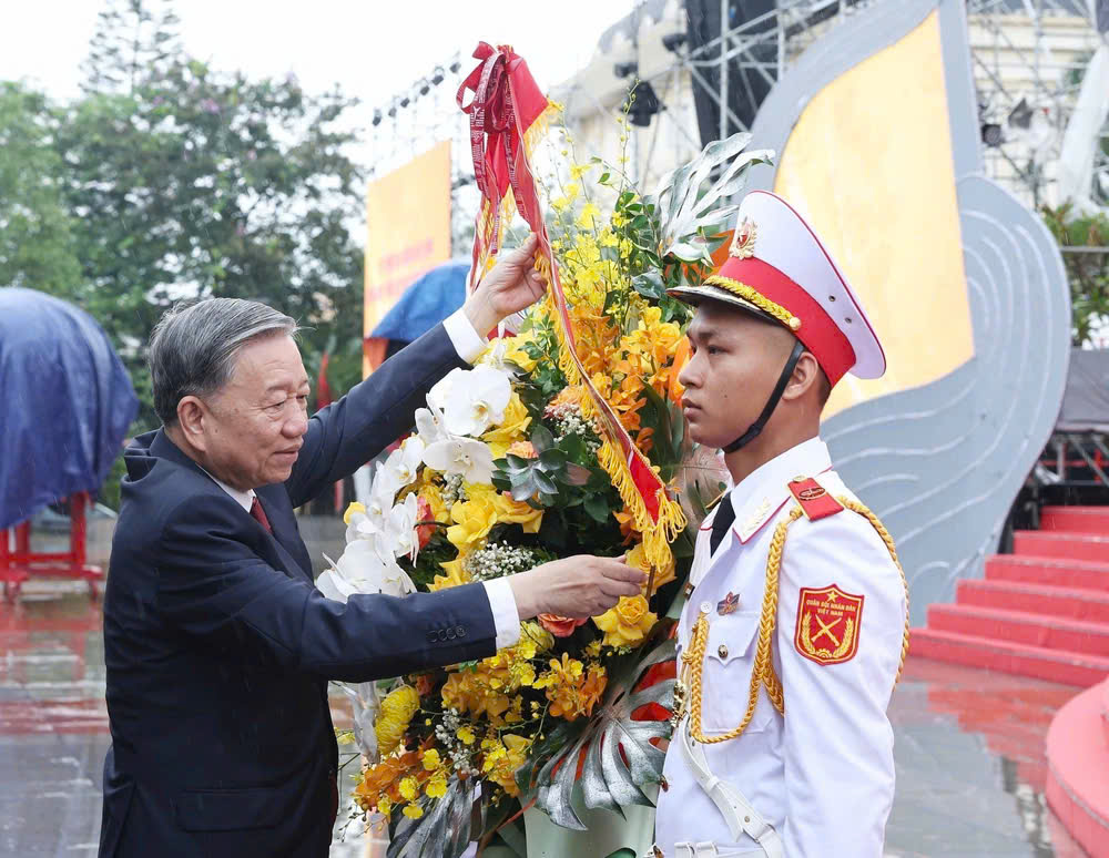 Tổng Bí thư Tô Lâm dâng hoa tại tượng đài Tổng Bí thư Nguyễn Văn Linh, tỉnh Hưng Yên. Ảnh: Thống Nhất – TTXVN